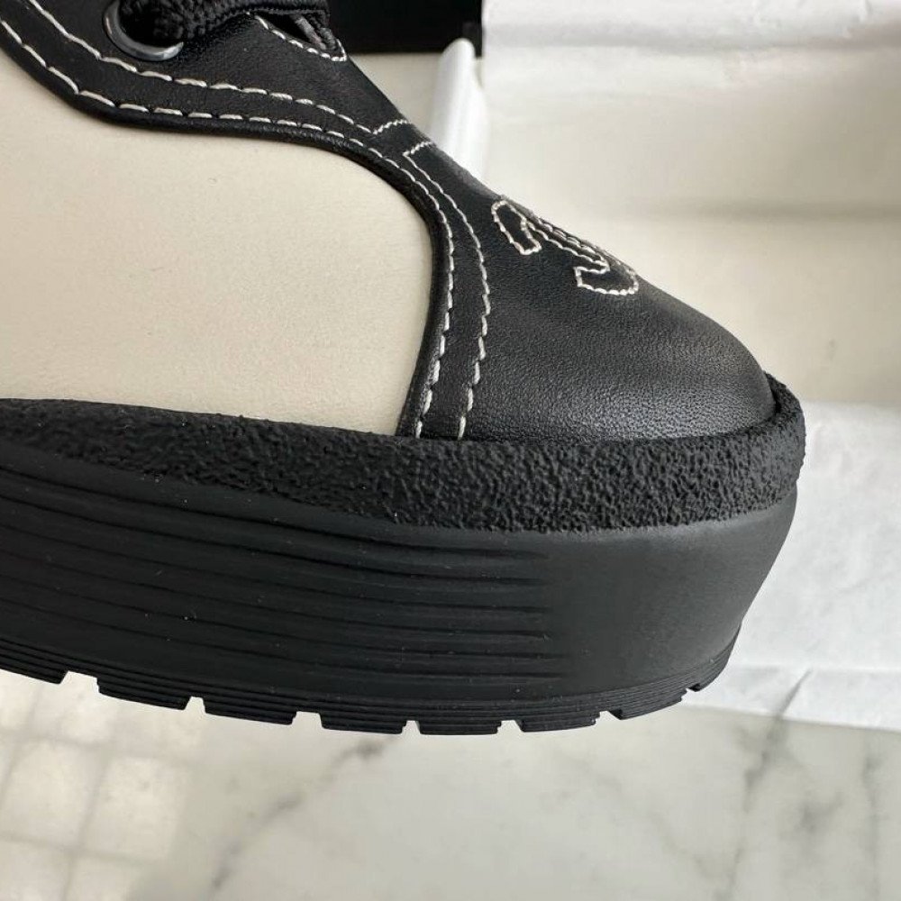 Sports shoes