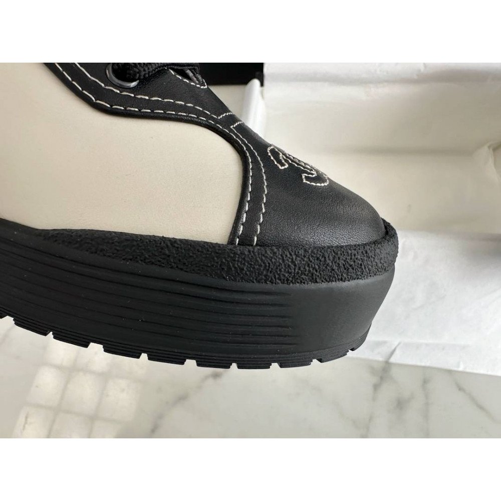Sports shoes
