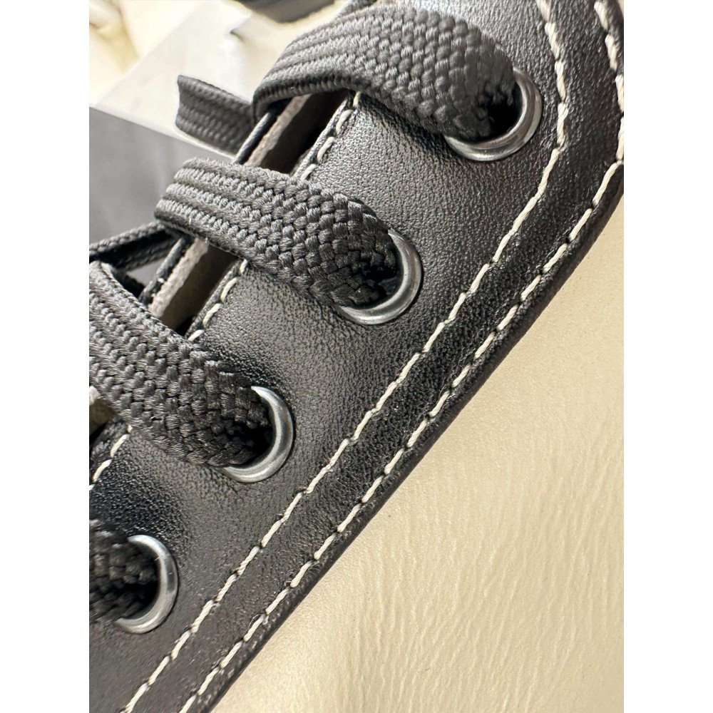 Sports shoes