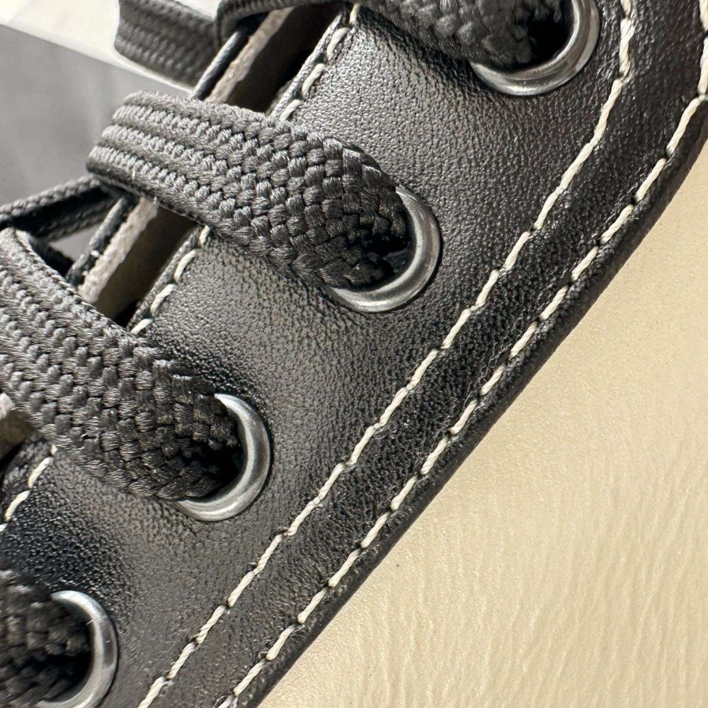 Sports shoes