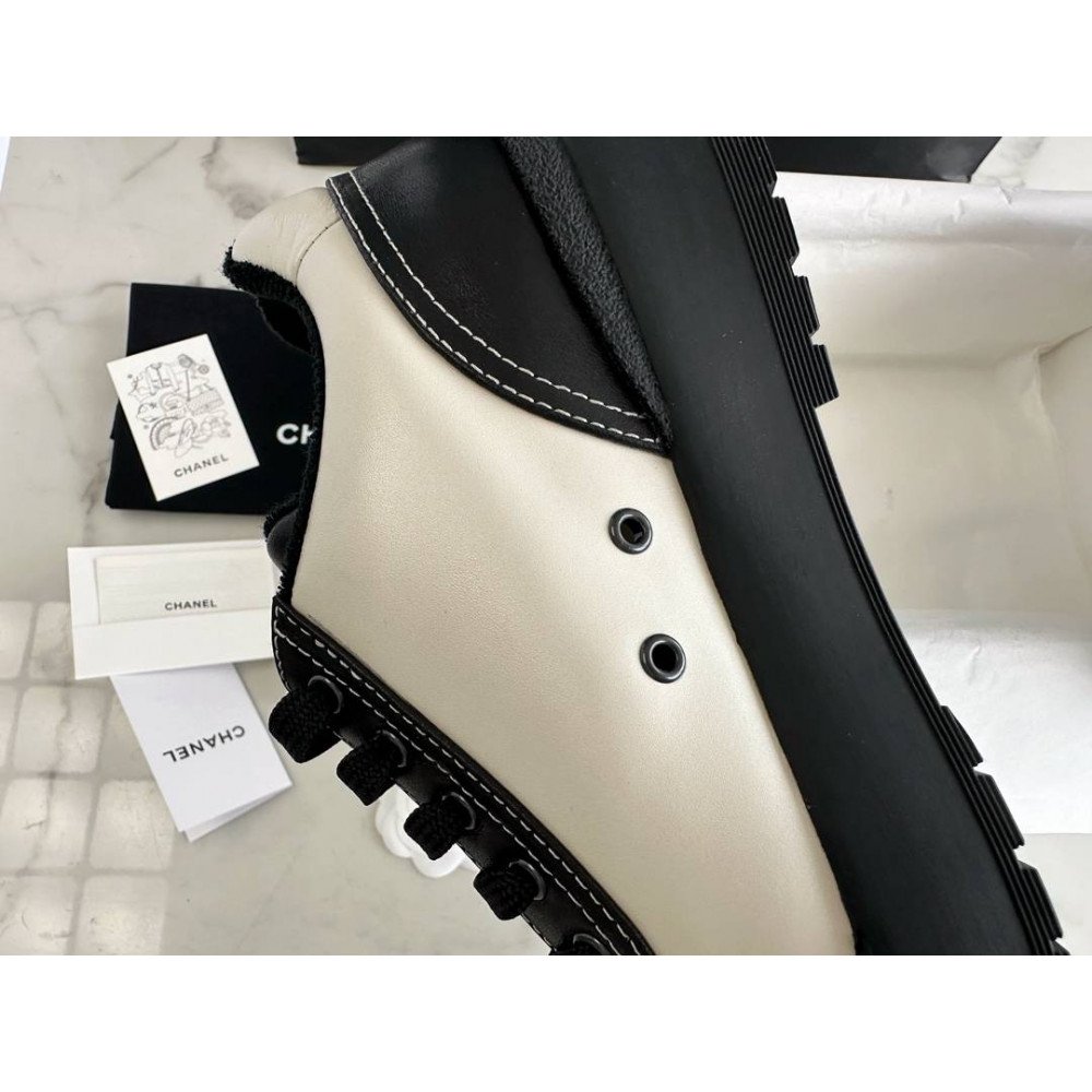 Sports shoes