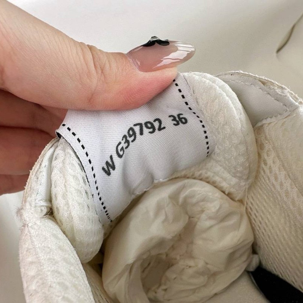 Sports shoes Sports shoes