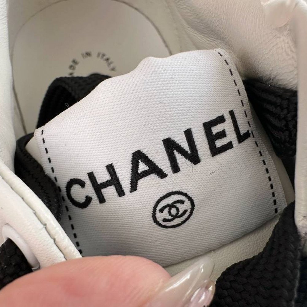 Sports shoes Sports shoes