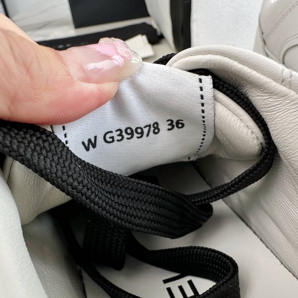 Sports shoes Sports shoes