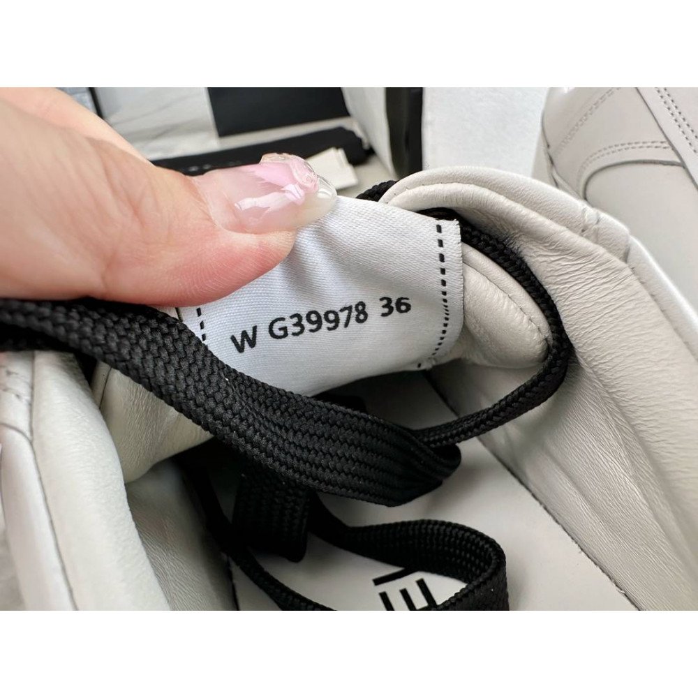 Sports shoes Sports shoes