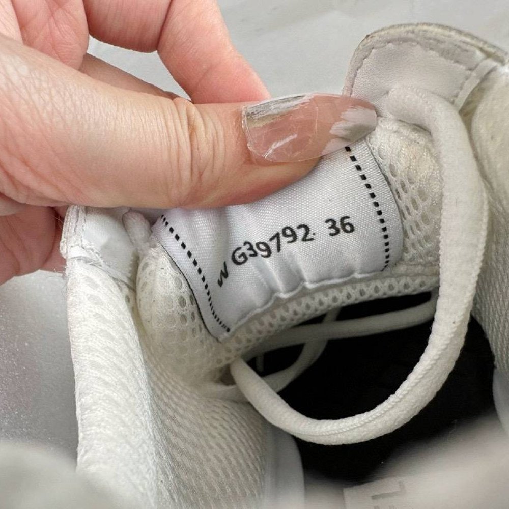 Sports shoes Sports shoes