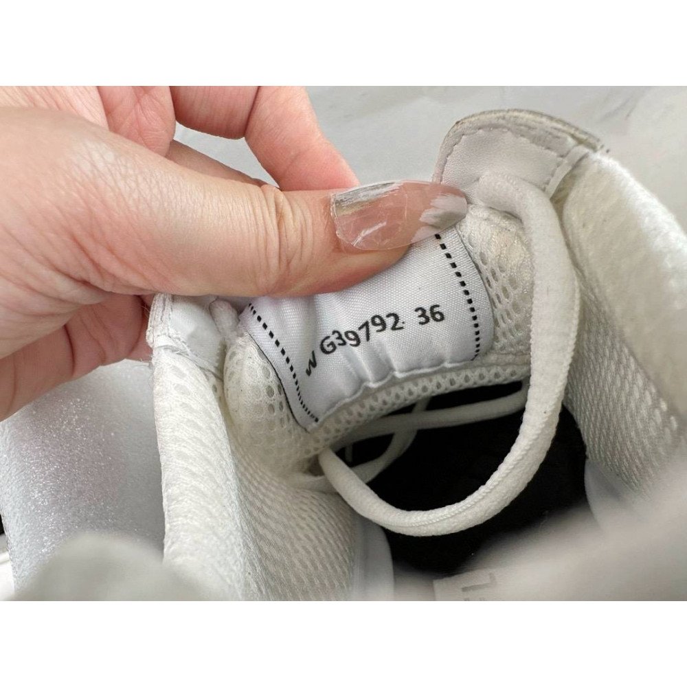 Sports shoes Sports shoes