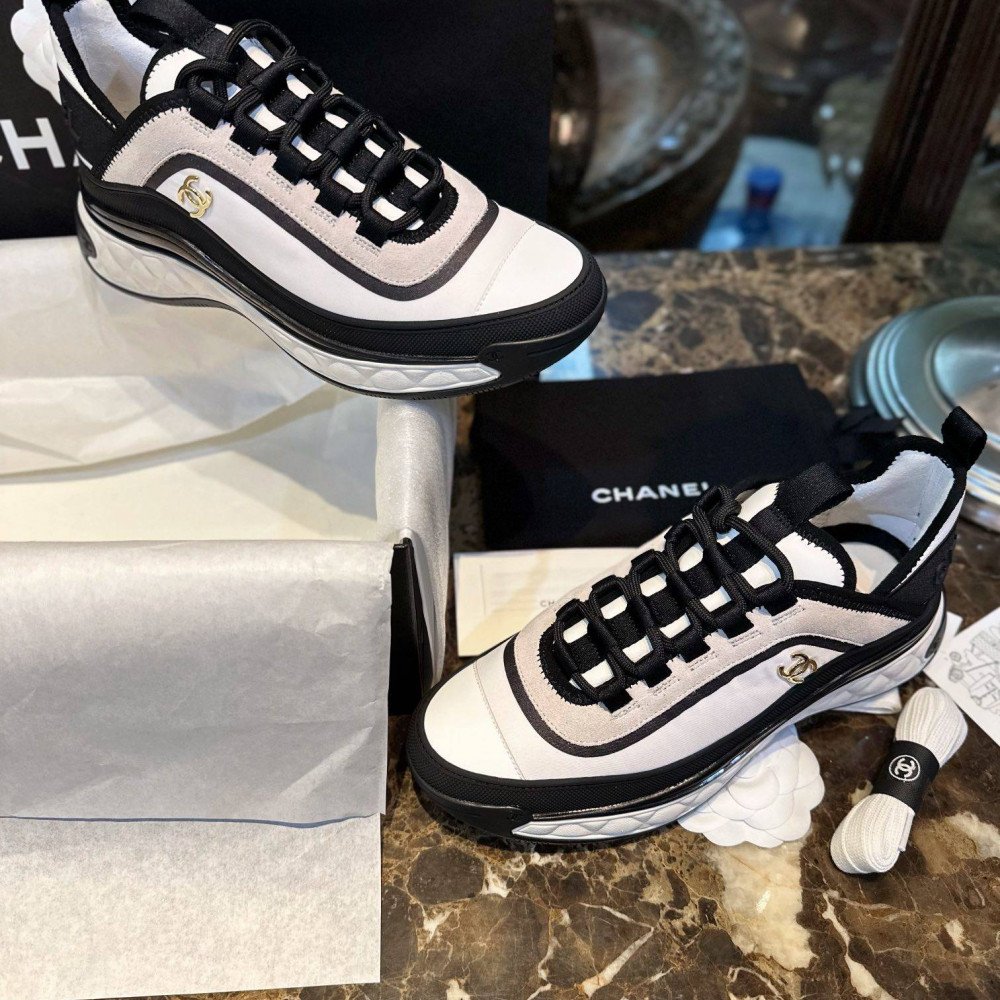 Sports shoes