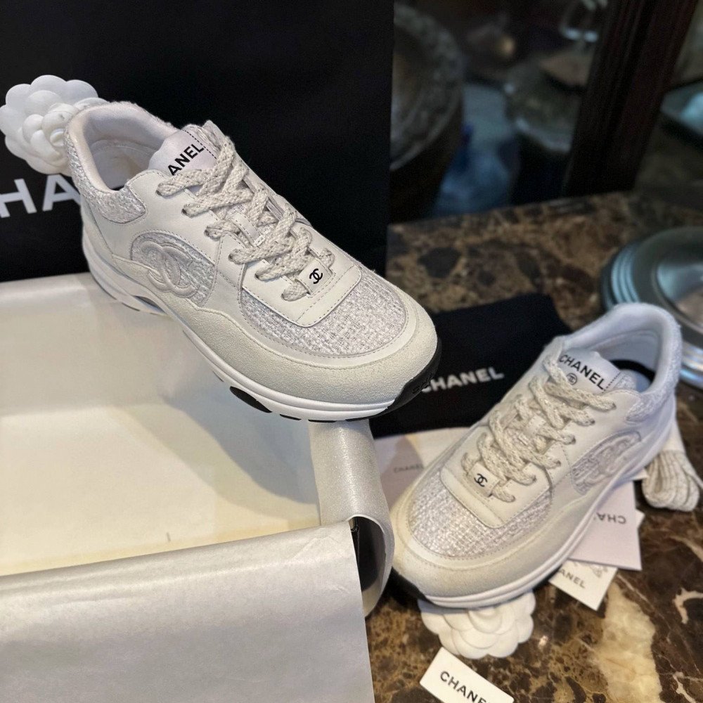 Sports shoes