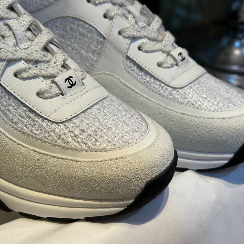 Sports shoes Sports shoes