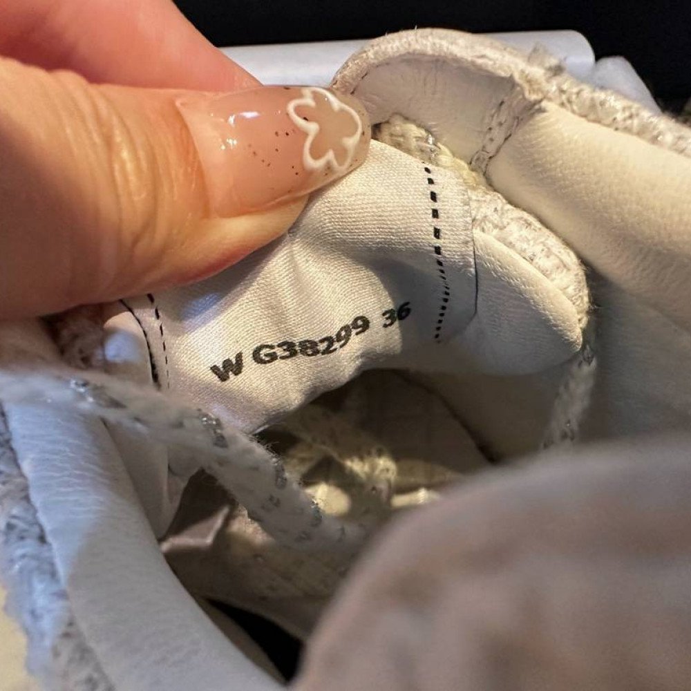 Sports shoes Sports shoes