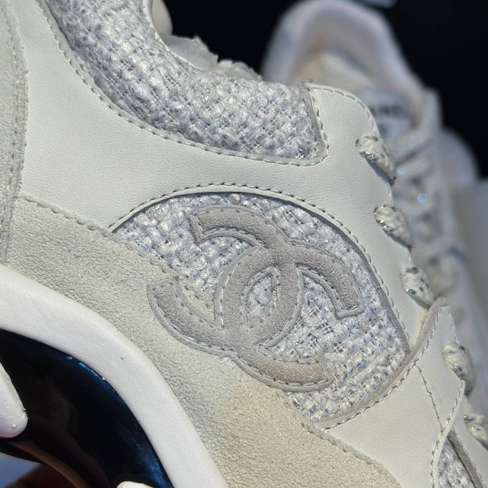 Sports shoes Sports shoes