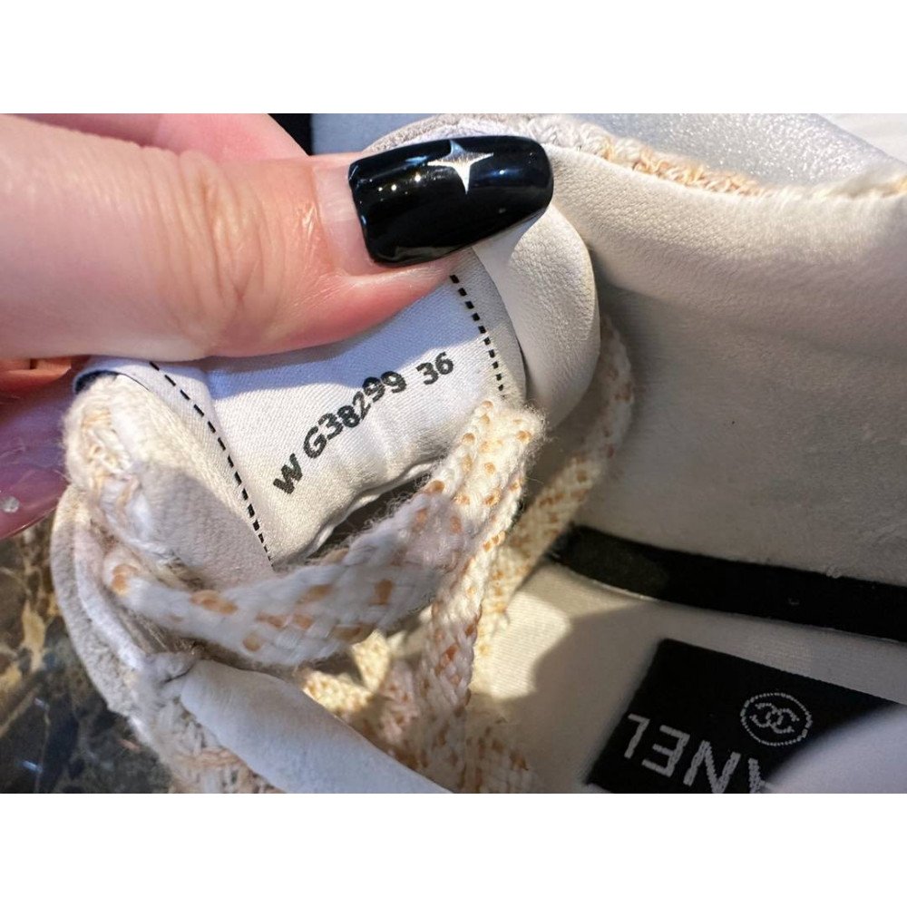 Sports shoes Sports shoes