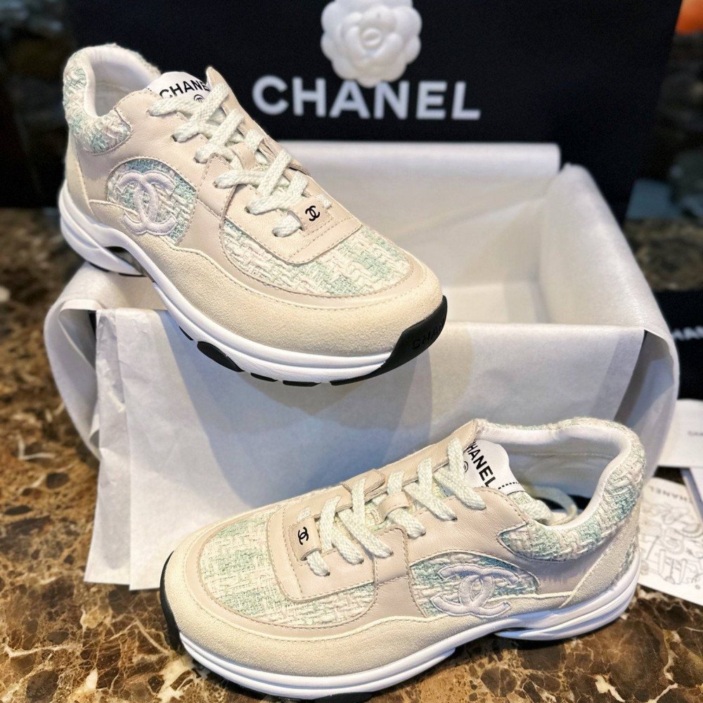 Sports shoes Sports shoes