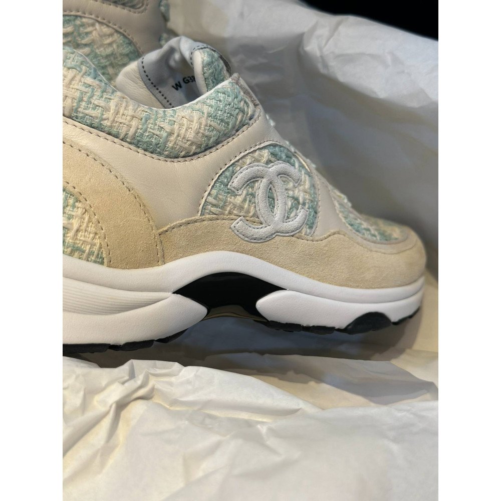 Sports shoes Sports shoes