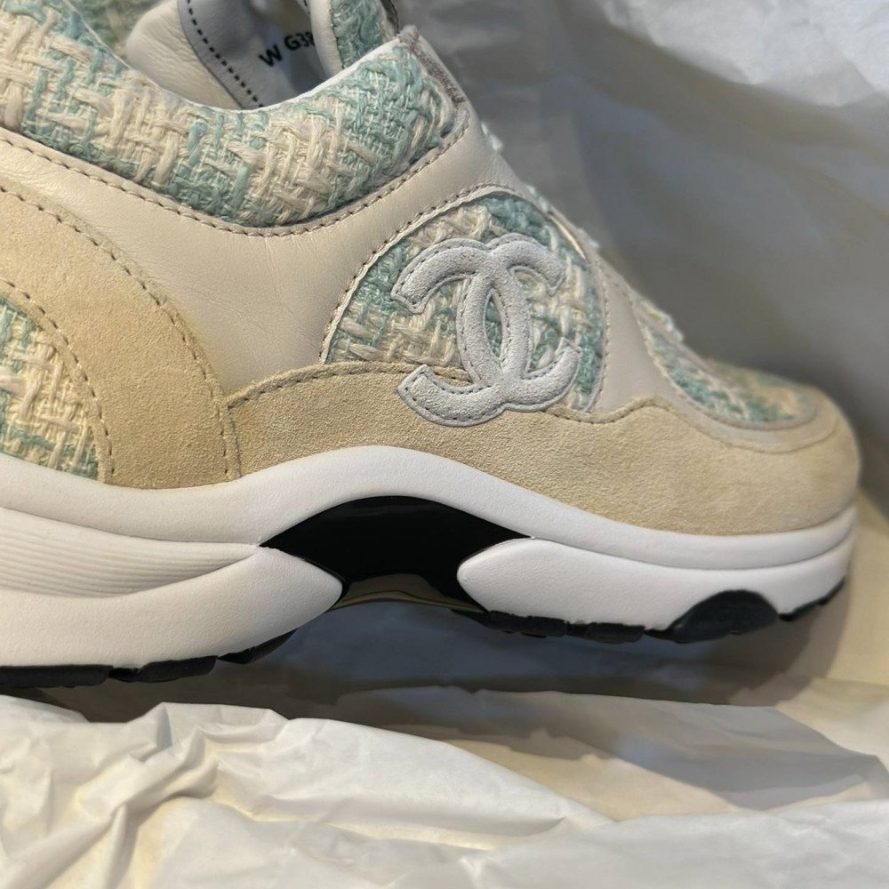 Sports shoes Sports shoes
