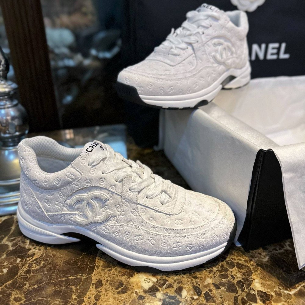 Sports shoes