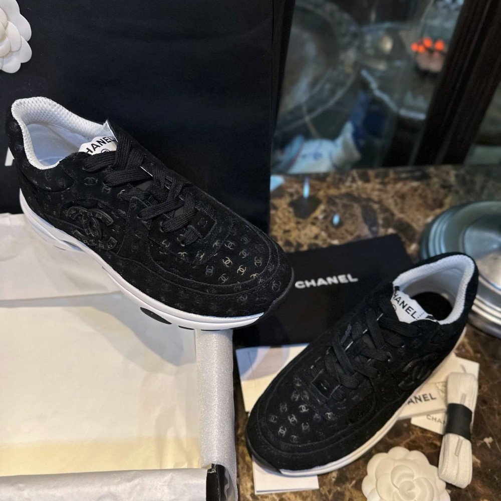 Sports shoes