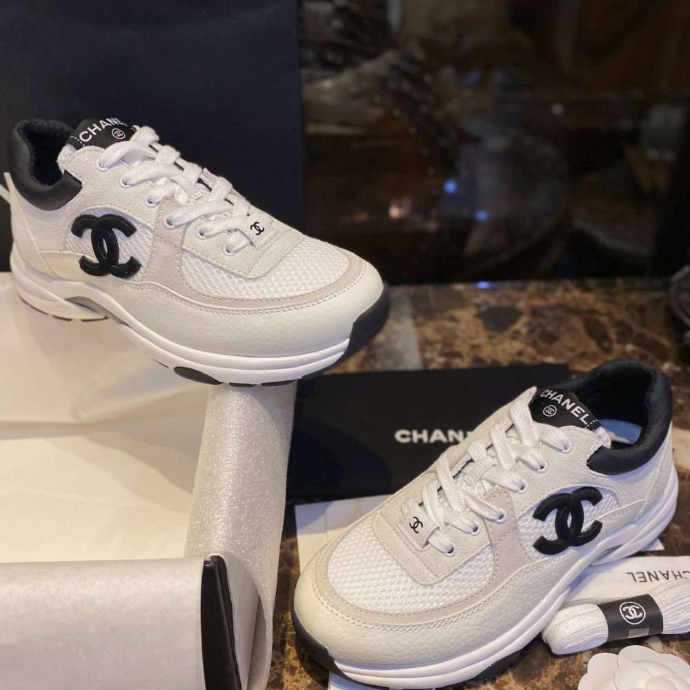 Sports shoes