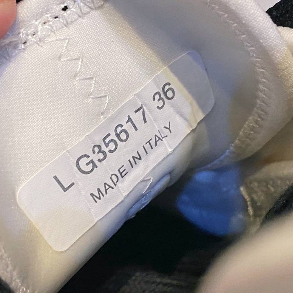 Sports shoes Sports shoes