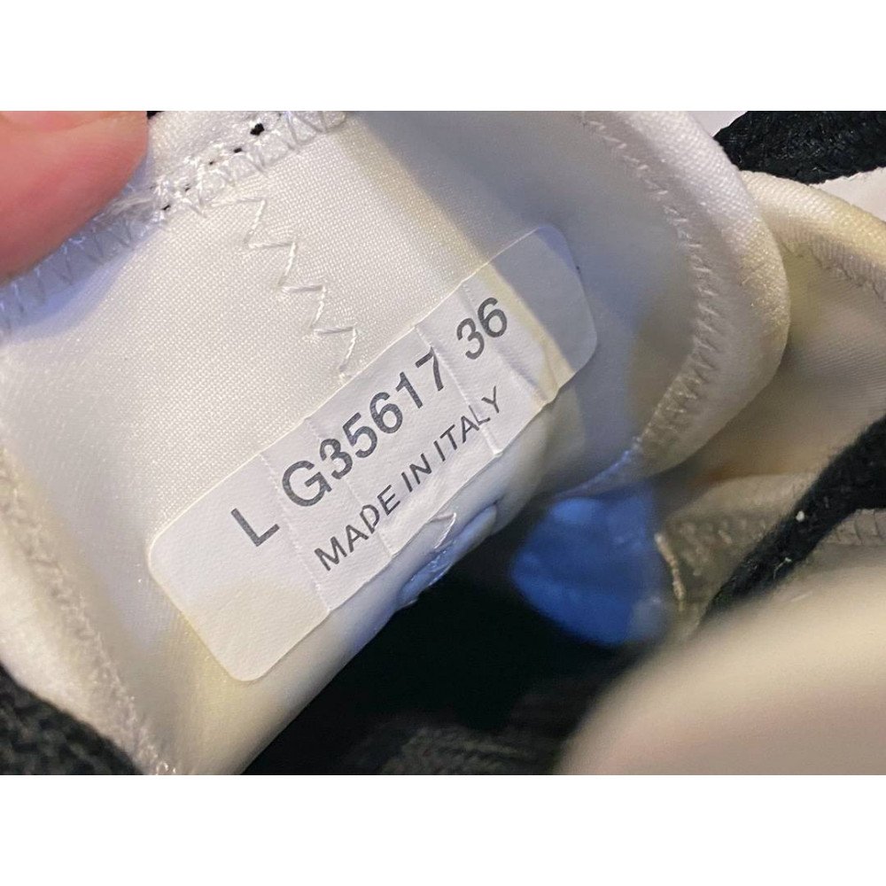 Sports shoes Sports shoes