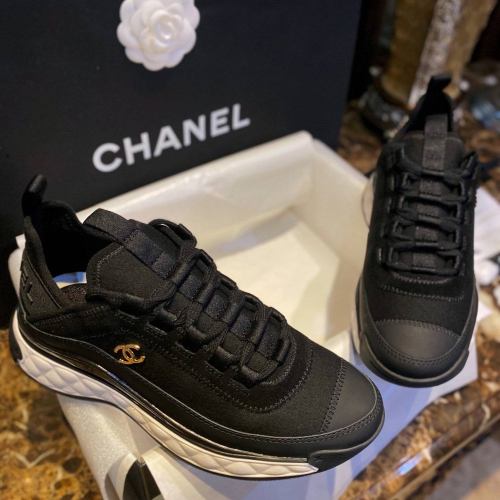 Sports shoes Sports shoes