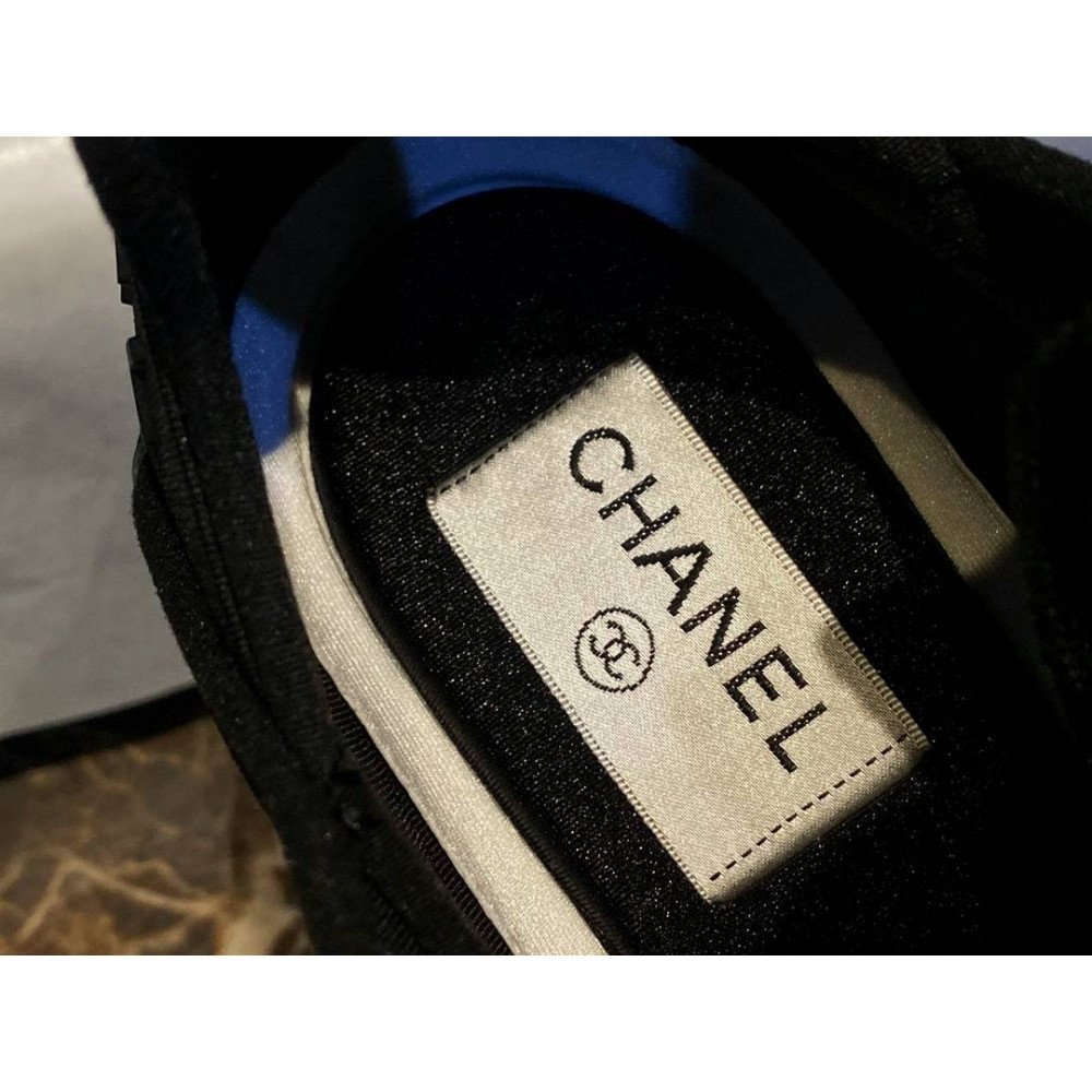 Sports shoes Sports shoes