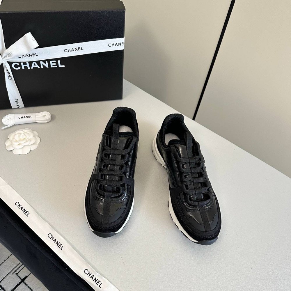 Sports shoes