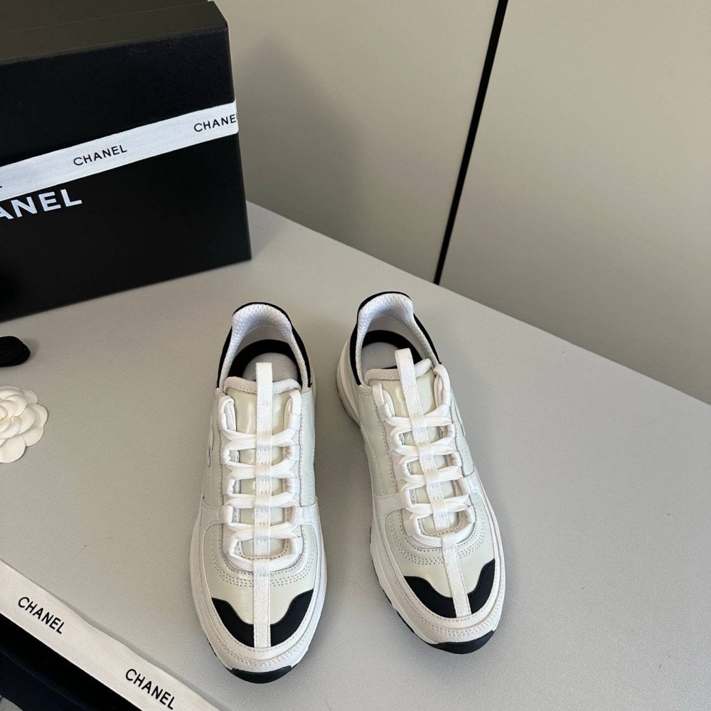 Sports shoes