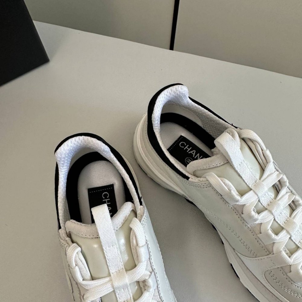 Sports shoes Sports shoes