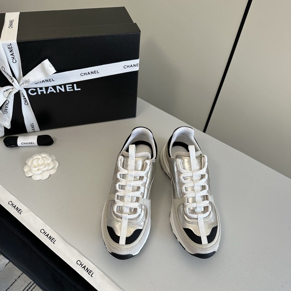 Sports shoes