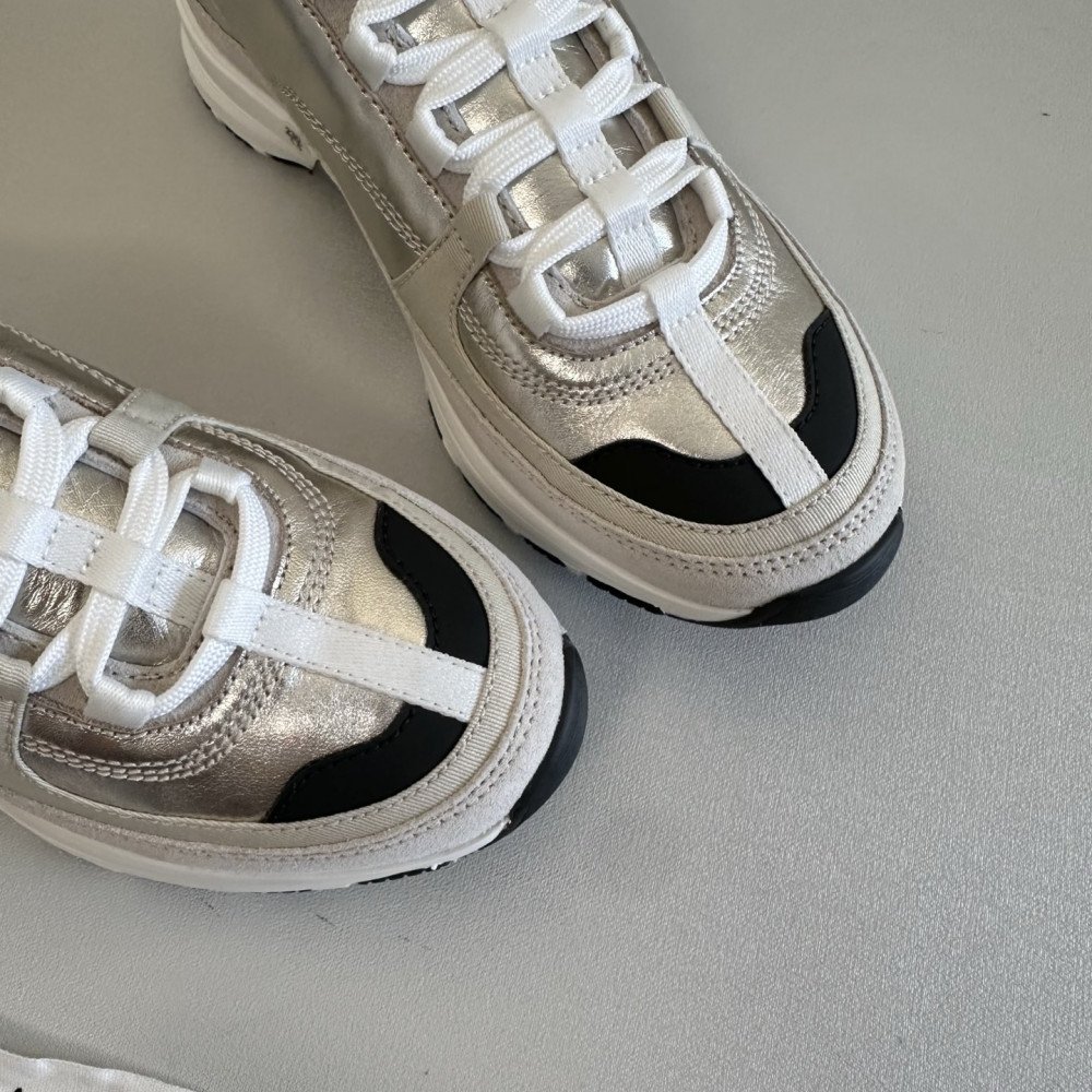 Sports shoes Sports shoes