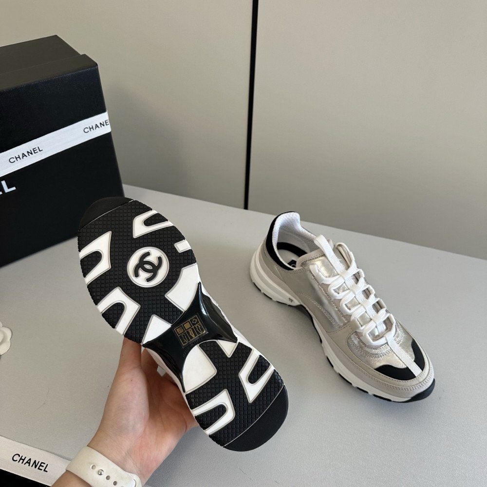 Sports shoes Sports shoes