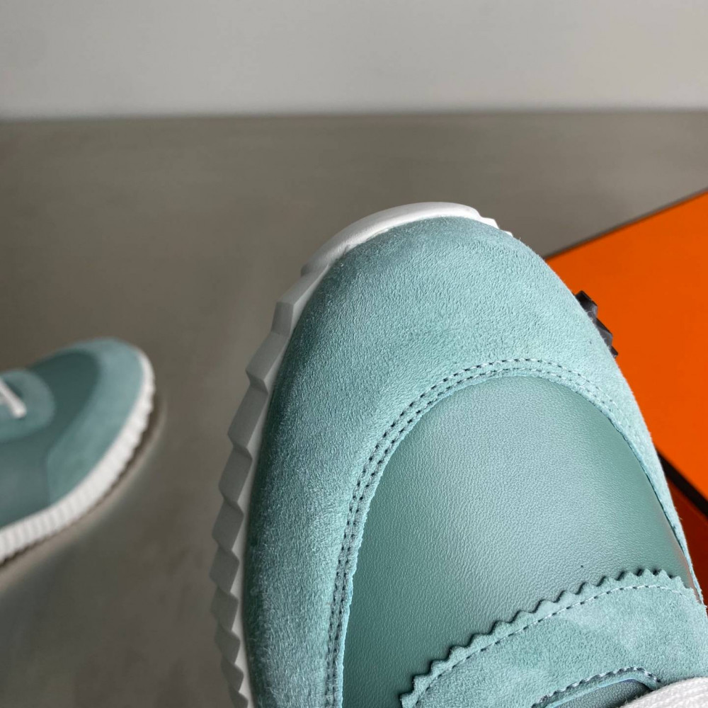 Bouncing sneaker