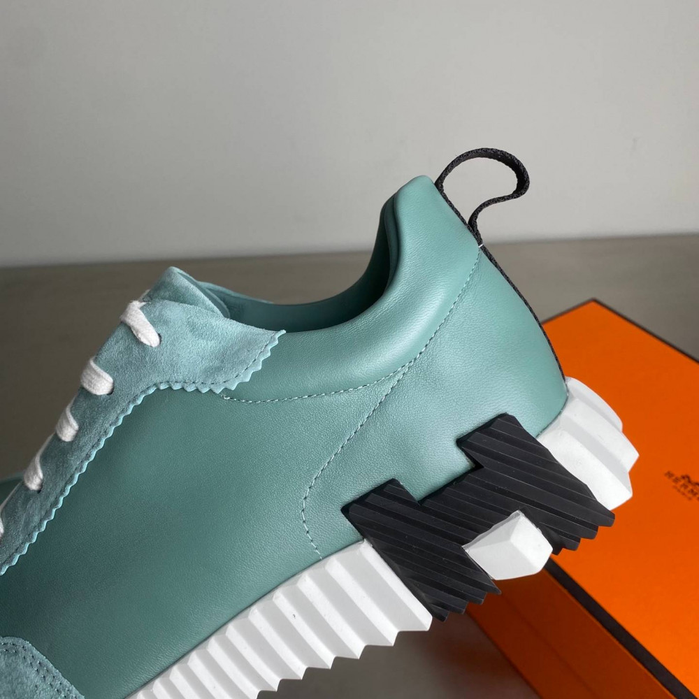 Bouncing sneaker