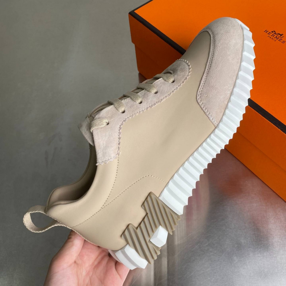 Bouncing sneaker Bouncing sneaker