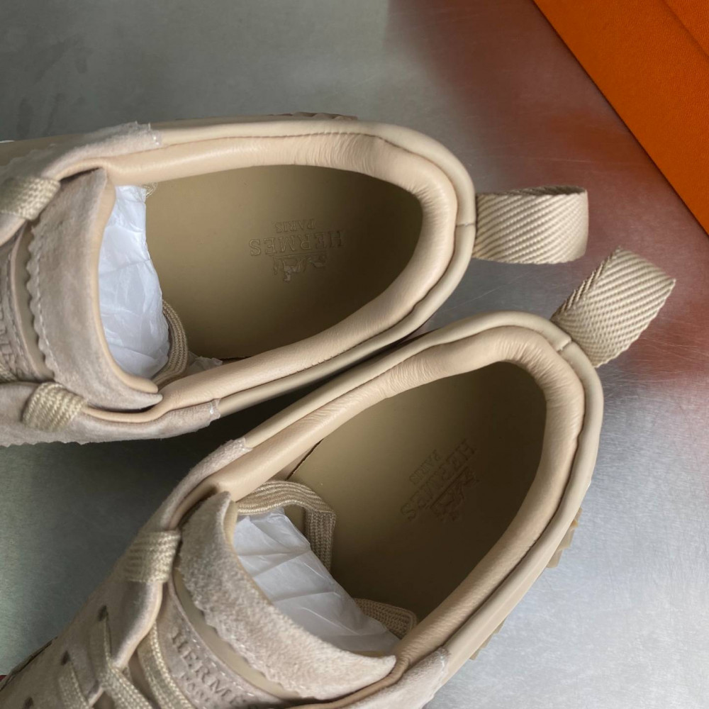 Bouncing sneaker Bouncing sneaker
