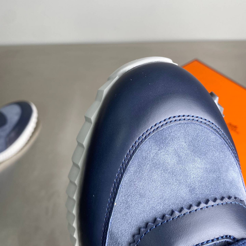 Bouncing sneaker Bouncing sneaker