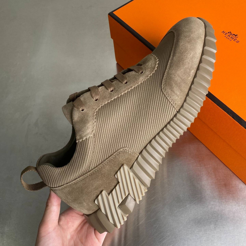 Bouncing sneaker Bouncing sneaker