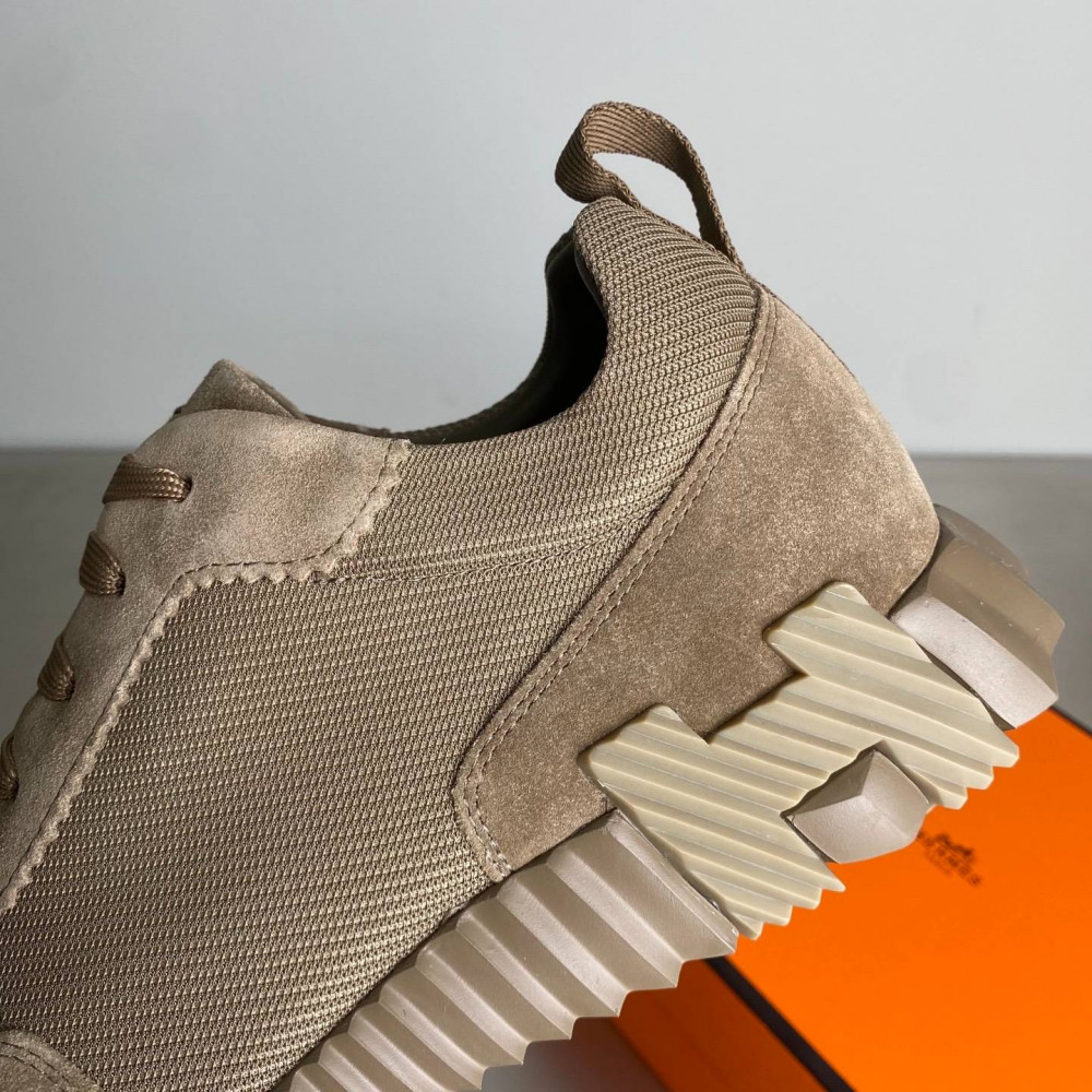 Bouncing sneaker Bouncing sneaker