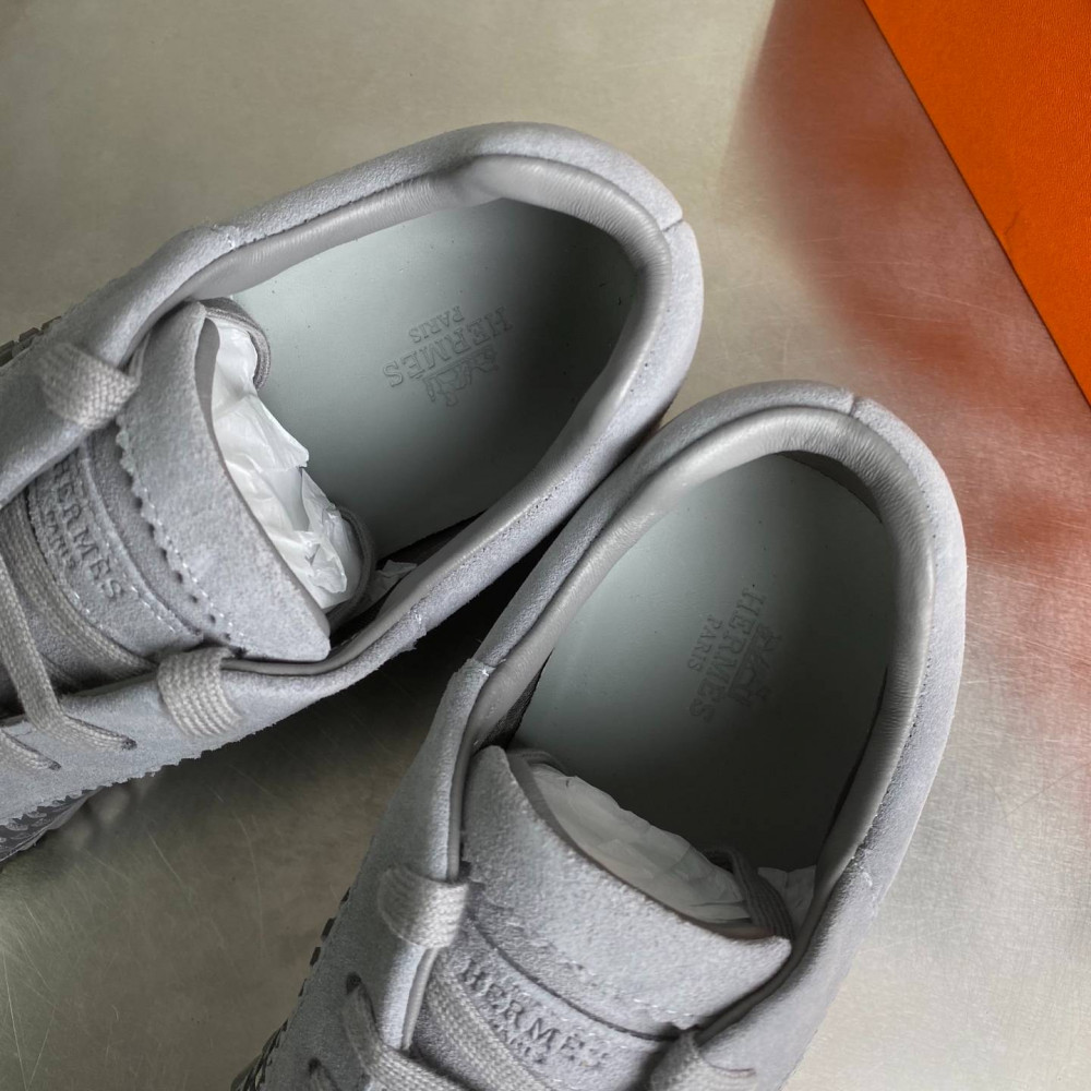 Bouncing sneaker Bouncing sneaker