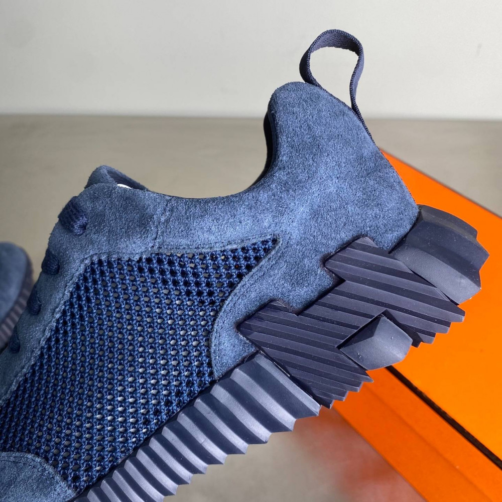 Bouncing sneaker