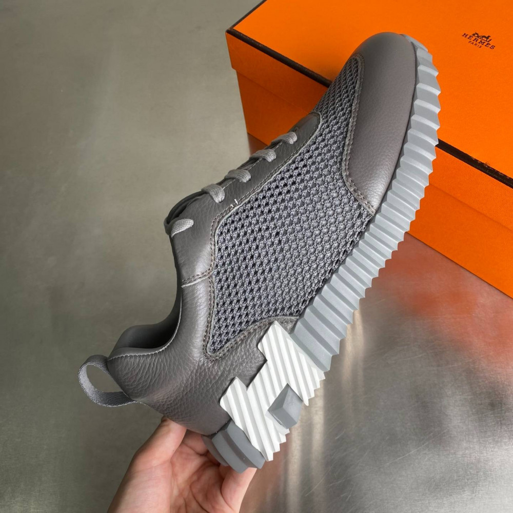 Bouncing sneaker Bouncing sneaker