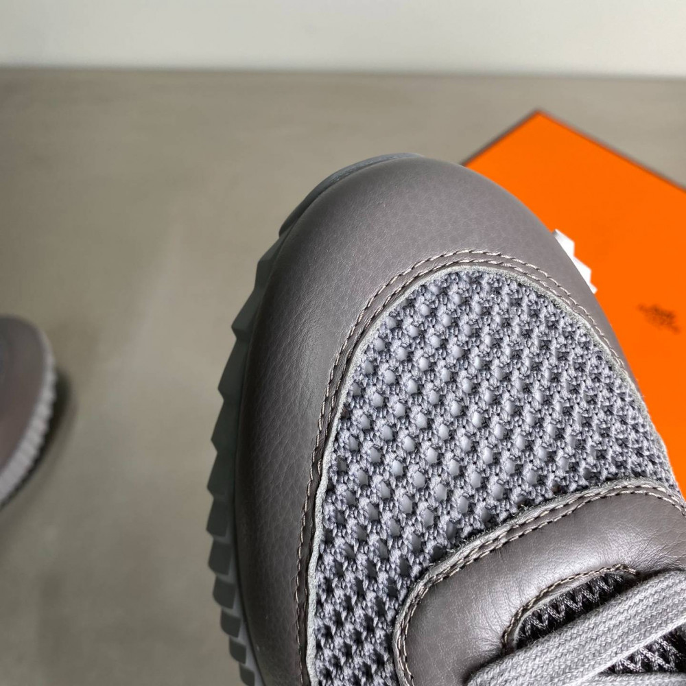 Bouncing sneaker Bouncing sneaker