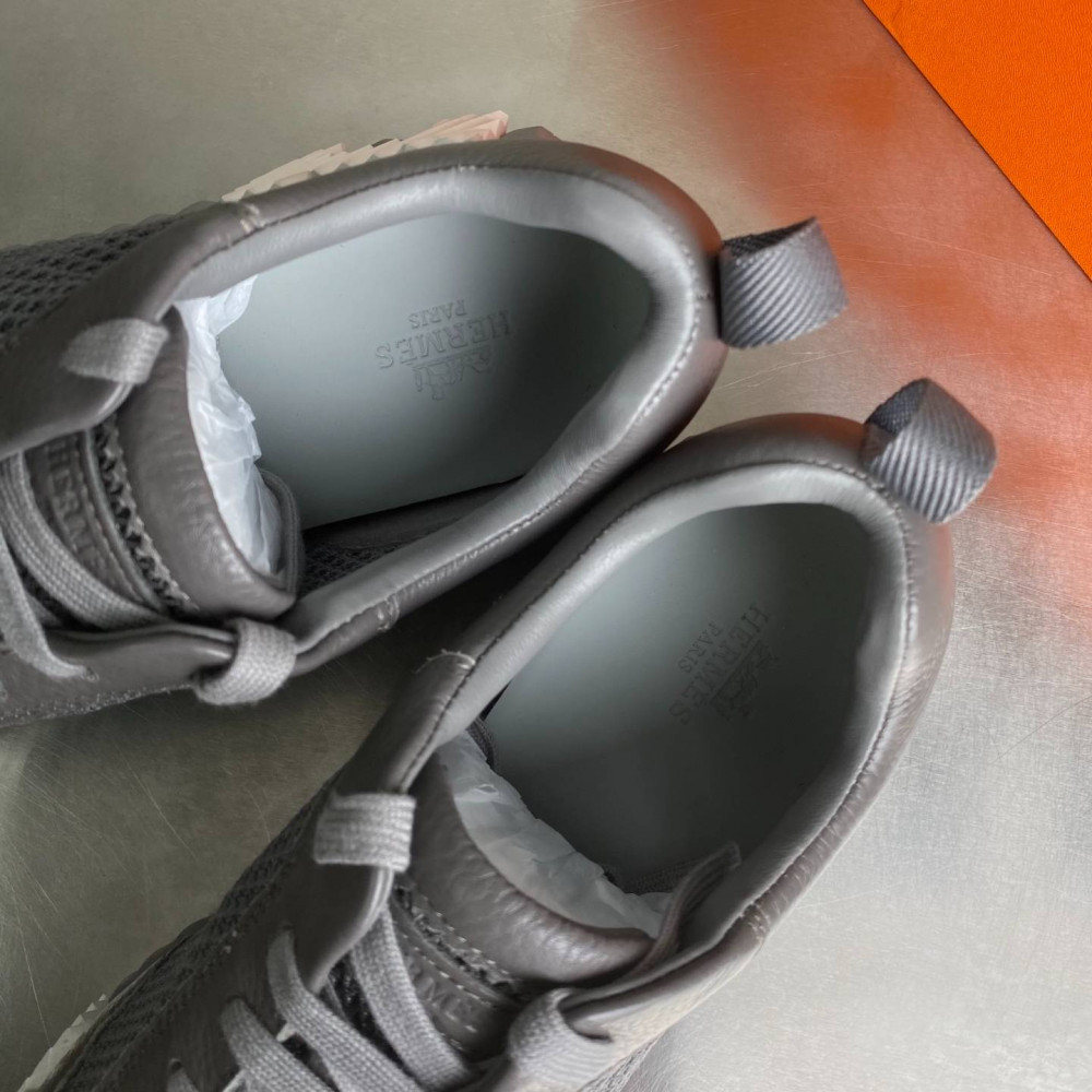 Bouncing sneaker Bouncing sneaker