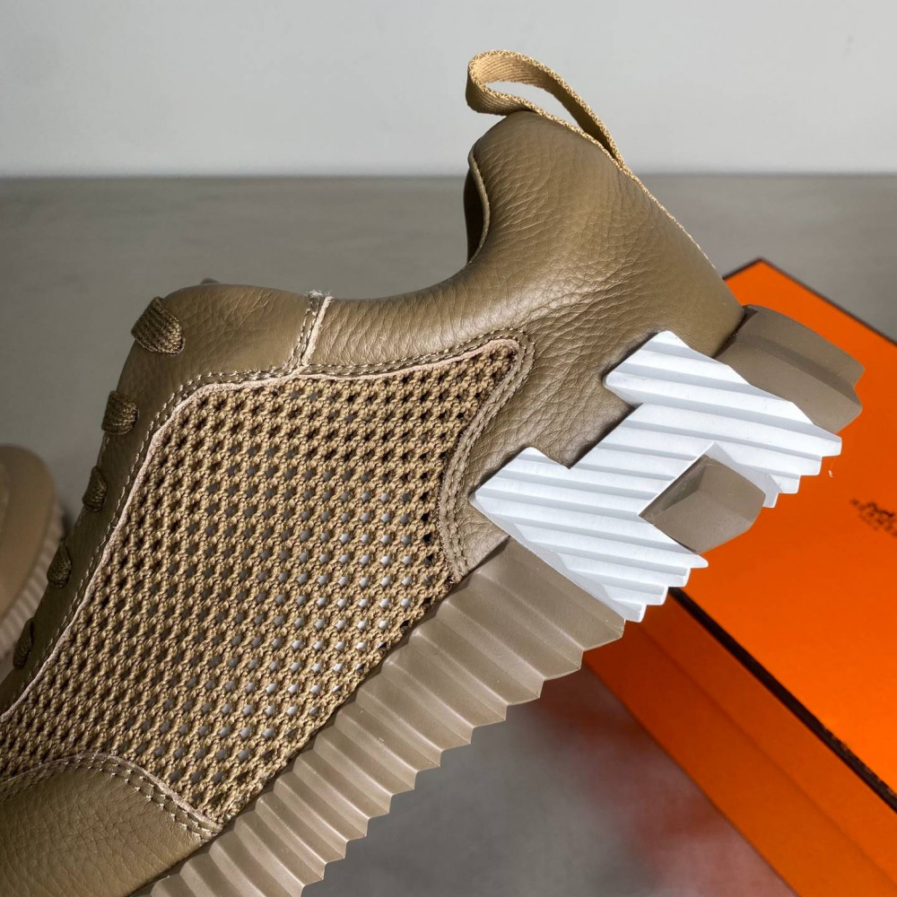 Bouncing sneaker