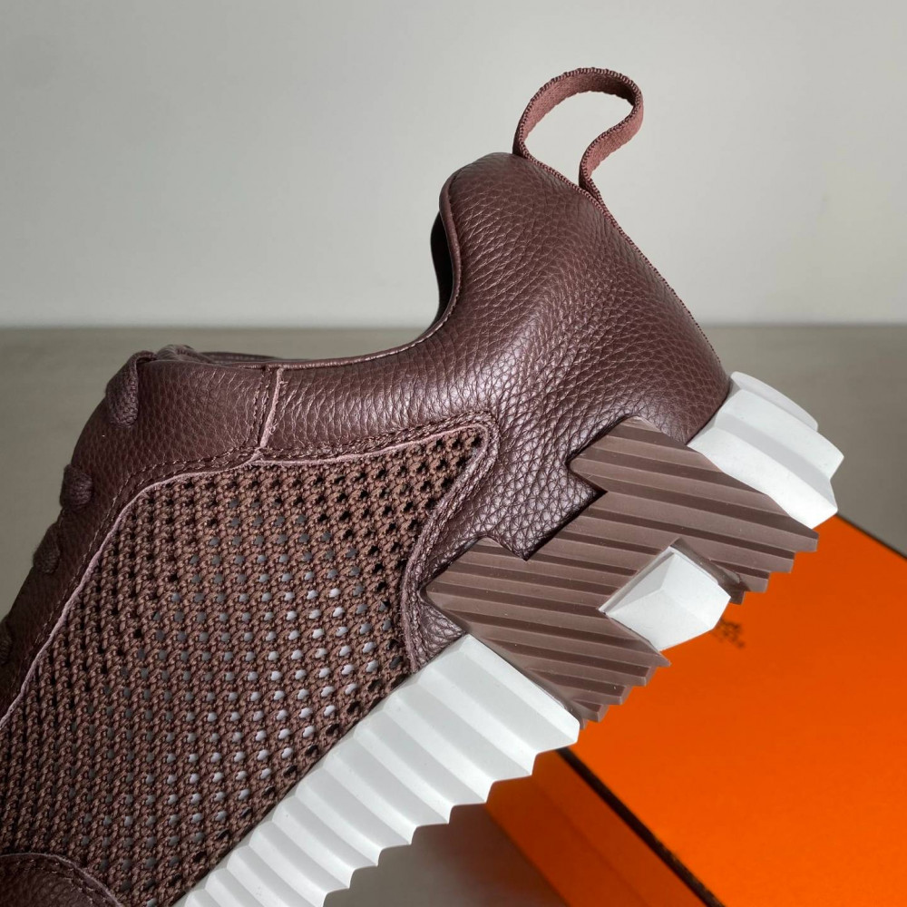Bouncing sneaker Bouncing sneaker