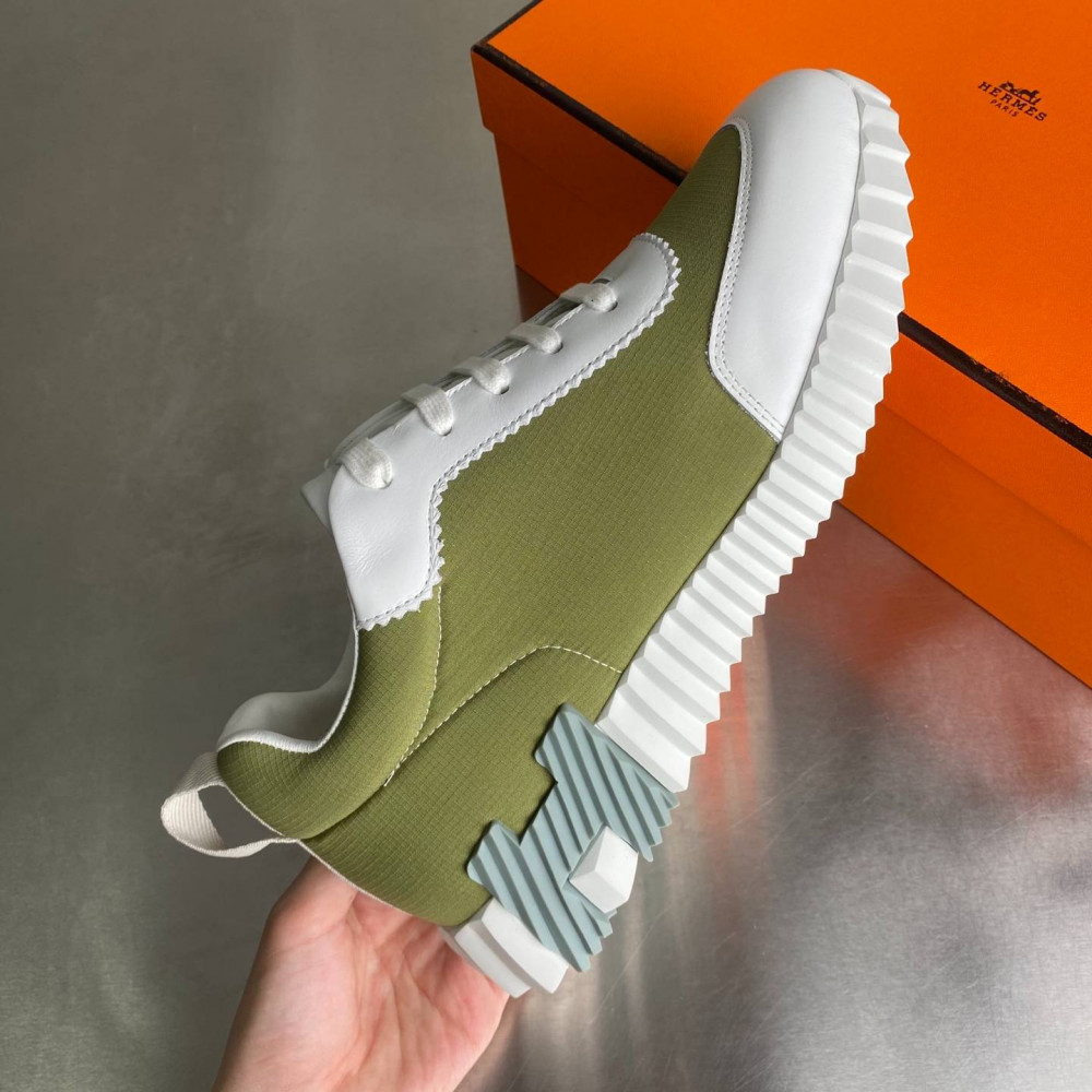 Bouncing sneaker Bouncing sneaker