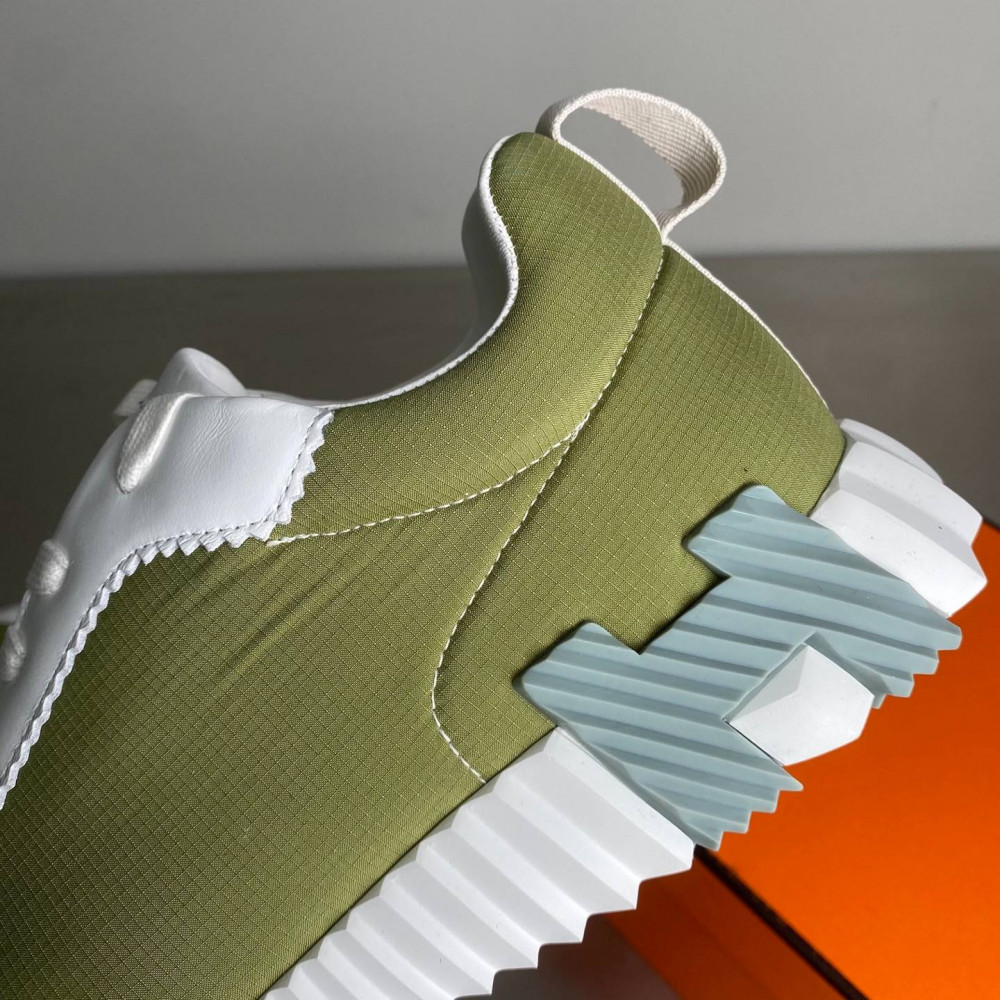 Bouncing sneaker Bouncing sneaker