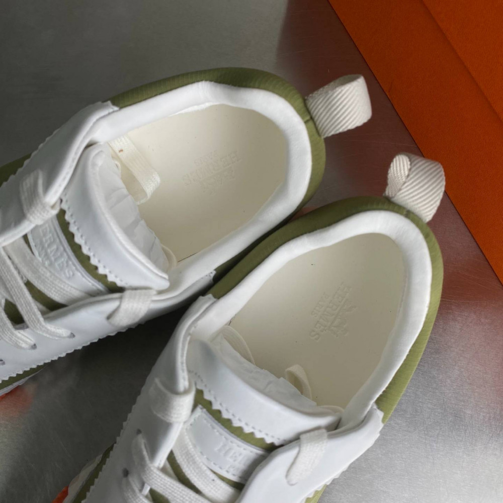 Bouncing sneaker Bouncing sneaker
